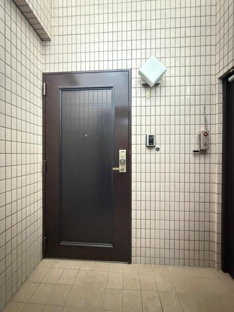 ドメス稲田堤ビルの玄関