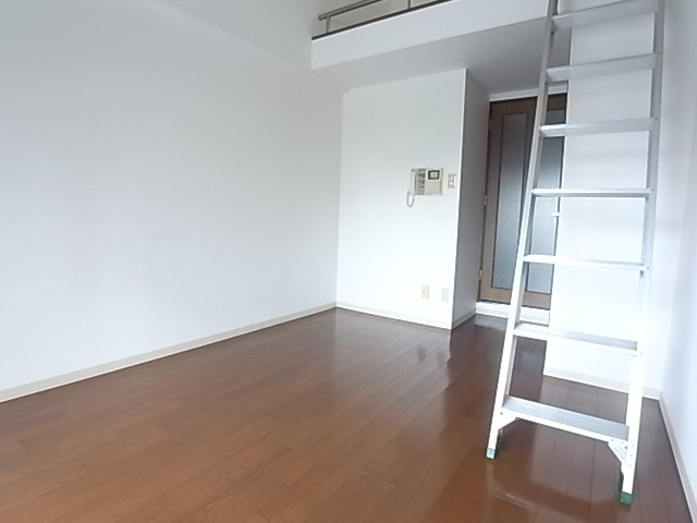 ローテローゼ本山の居間・リビング