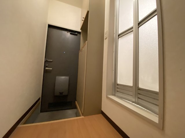 アパートメント林の玄関