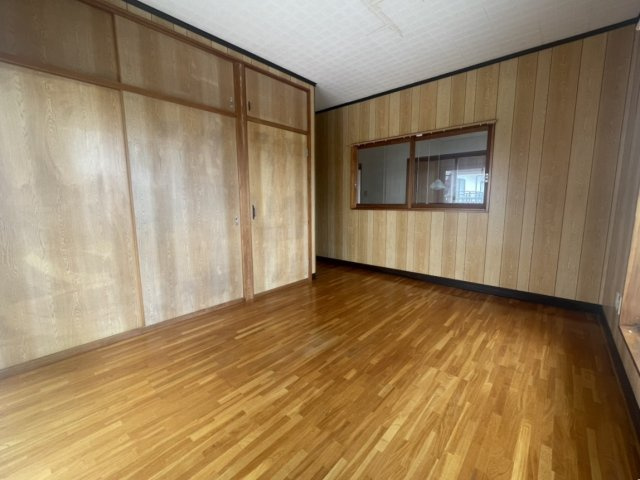 本野町戸建ての洋室