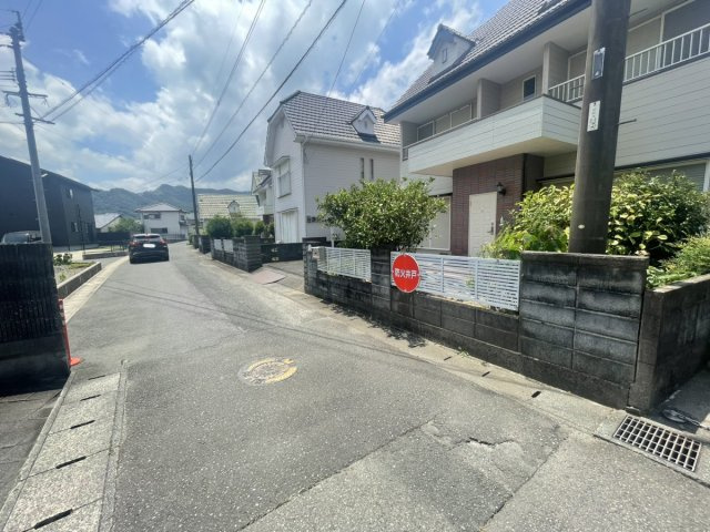 本野町戸建ての前面道路含む現地写真