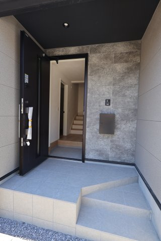 《仲介手数料無料》浦和区駒場１丁目16-15新築一戸建てKEIAI GRACEの玄関