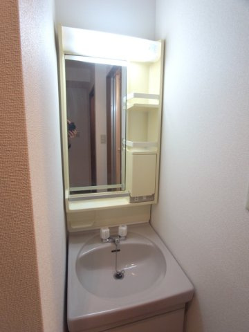 菱和パレス渋谷本町の洗面所|コンパクトで使いやすい洗面所