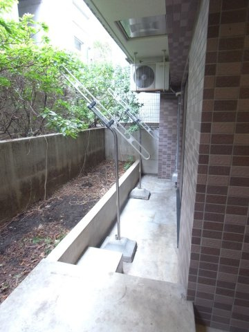 菱和パレス渋谷本町の庭|簡単な家庭菜園も楽しめるお庭です