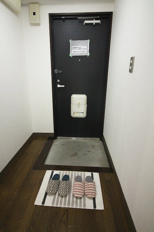 コーポしろかねの玄関