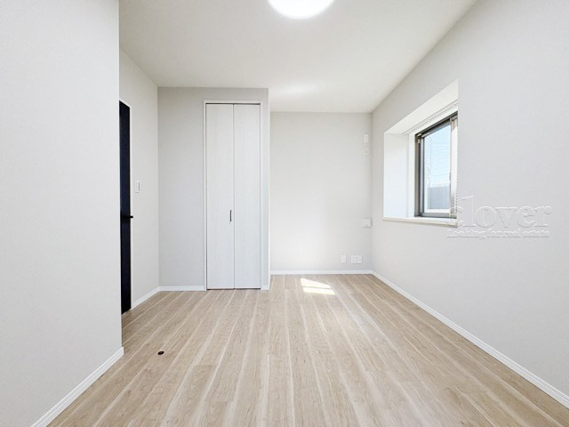 【子供部屋】 | セボン千歳烏山 | 洋室1　窓から明るい光が差し込む洋室。ベッドを置いて個人居室にする場合は、多くの時間を過ごすことになる空間です。使い勝手や落ち着きを想像してください。～即日のご見学可能～　お問合せはお気軽にどうぞ。
