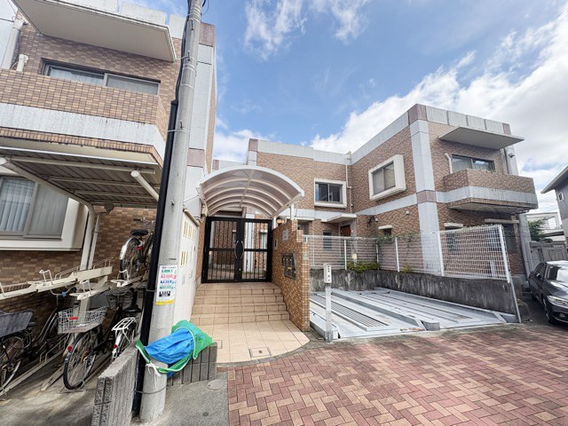 【外観】 | セボン千歳烏山 | 青空によく映える建物です。手入れの行き届いた外壁やマンション正面エントランスなど、綺麗な姿をぜひ一度、現地にてご覧ください。～即日のご見学可能～　お問合せはお気軽にどうぞ。