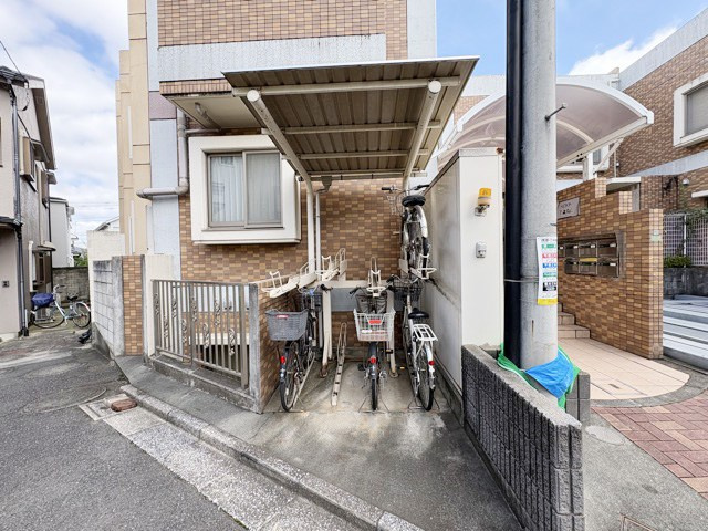 【駐輪場】 | セボン千歳烏山 | 自転車置き場。マンションの共用部にあたります。空きの有無や駐輪料金、各戸の台数制限などについては、改めてお問い合わせください。～即日のご見学可能～　お問合せはお気軽にどうぞ。