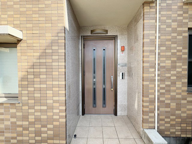 【その他共用部分】 | セボン千歳烏山 | 皆様をお迎えする、お部屋の玄関ドア。開けやすさや開放角度、ドアノブの操作しやすさや鍵の形状などを、現地で一度ご確認ください。～即日のご見学可能～　お問合せはお気軽にどうぞ。