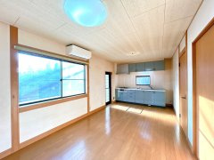つくばみらい市西ノ台南　中古戸建の居間・リビング|【リフォーム中3/9更新】リビングは床フローリング重ね張り、建具交換、クロス張替え、照明器具交換を行います。