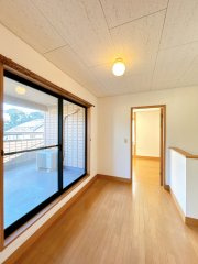 つくばみらい市西ノ台南　中古戸建のその他|【リフォーム中3/9更新】2階廊下。床フローリング重ね張り、クロス張替え、照明交換を行います。日当たり良いので、洗濯物も干せるスペースになっています。