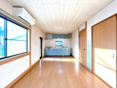 つくばみらい市西ノ台南　中古戸建の居間・リビング|【リフォーム中3/9更新】リビングは床フローリング重ね張り、建具交換、クロス張替え、照明器具交換を行います。