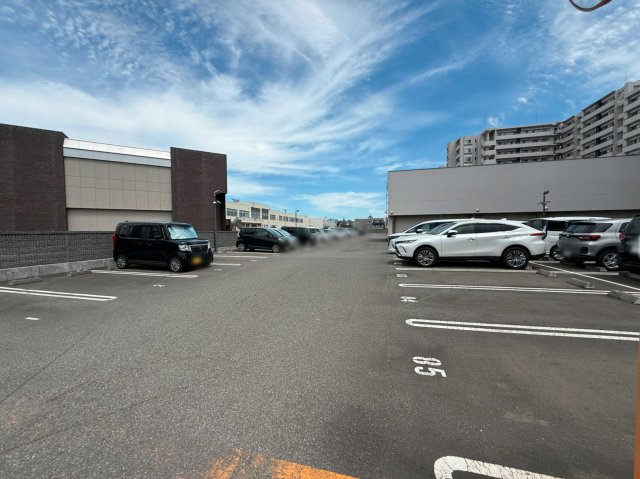 【駐車場】 敷地内駐車場を備え、車移動が中心のご家庭にも嬉しい環境。