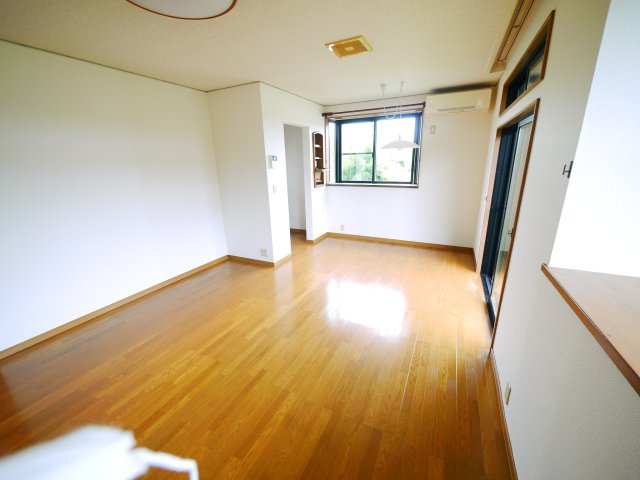 東金市関下　中古戸建の居間・リビング|内外装リフォーム済み令和8年5月  カーポート2台可 東金市立正気小学校徒歩約9分