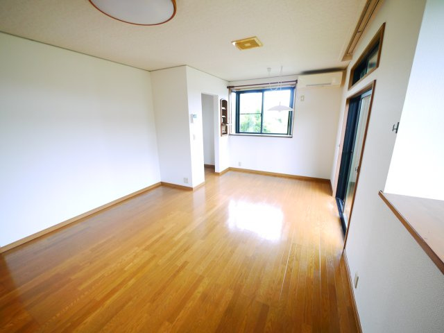 東金市関下　中古戸建の居間・リビング|内外装リフォーム済み令和8年5月  カーポート2台可 東金市立正気小学校徒歩約9分