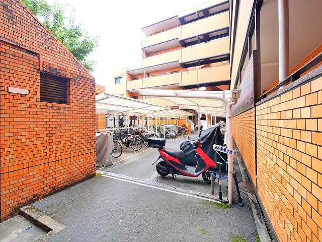 ライオンズマンション学園前のその他共用部分|駐輪スペースです