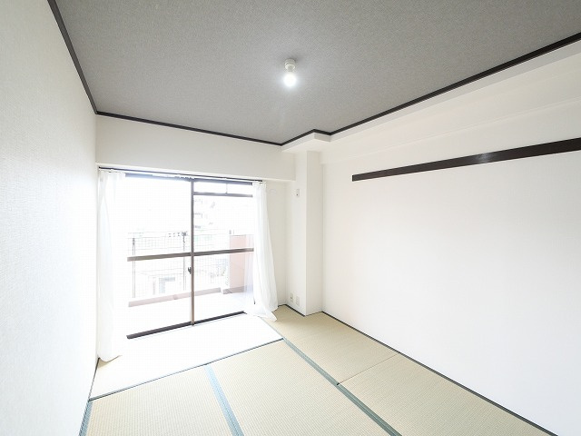 ライオンズマンション学園前の和室|い草の香りが落ち着く素敵な和室です