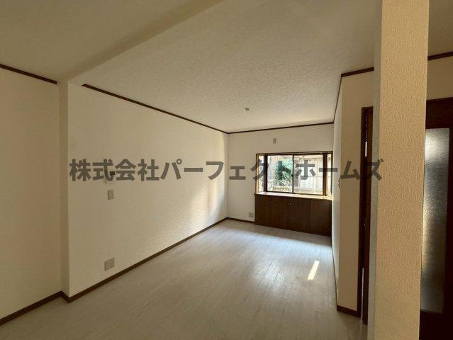 渚南町戸建　賃貸の居間・リビング|こちらのリビングで趣味の時間をお楽しみください