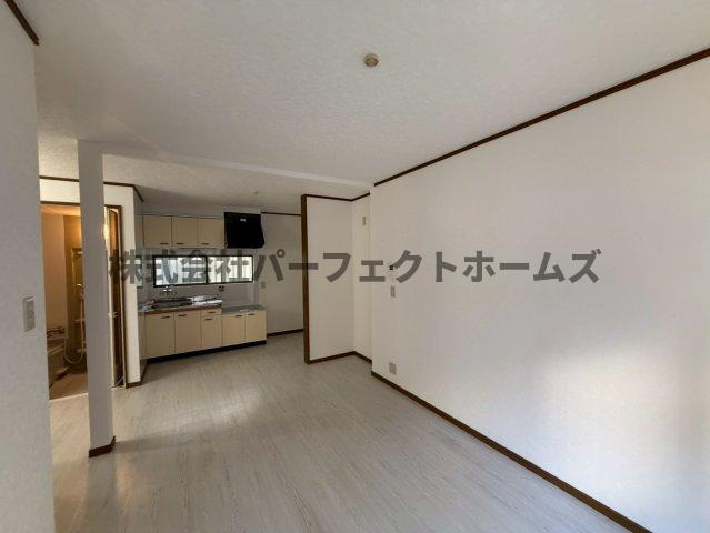 渚南町戸建　賃貸の居間・リビング|こちらの居間で趣味の時間をお楽しみください