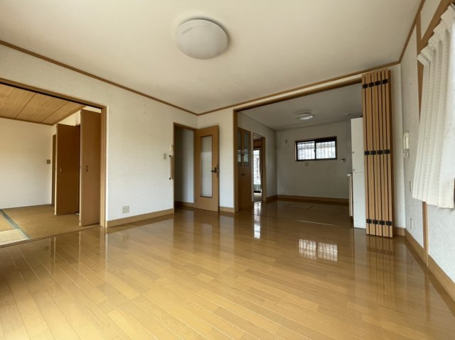 北条戸建の居間・リビング|南向きLDKは陽光あふれる空間。ウッドデッキへ続く開放感が魅力です。