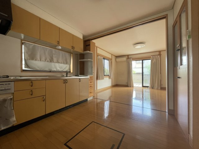 北条戸建のキッチン|南向きLDKは陽光あふれる空間。家族との会話が弾む快適な団らんの場です。