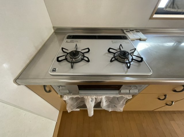 北条戸建のキッチン|清掃しやすいコンロ周りと換気窓を備え、快適に料理を楽しめるキッチンです。