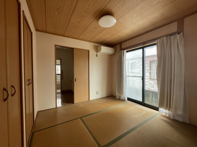 北条戸建の和室|北側の和室は落ち着いた空間。収納付きで客間や作業部屋など多用途に活用できます。
