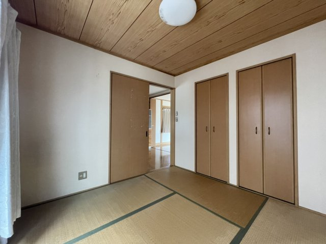 北条戸建の和室|北側和室は落ち着いた空間。プライバシーにも配慮され、ゆったり寛げる一室です。