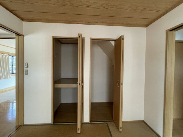 北条戸建の収納|扉式クローゼットを採用した和室。丈の長い衣類や荷物もすっきり収納できます。