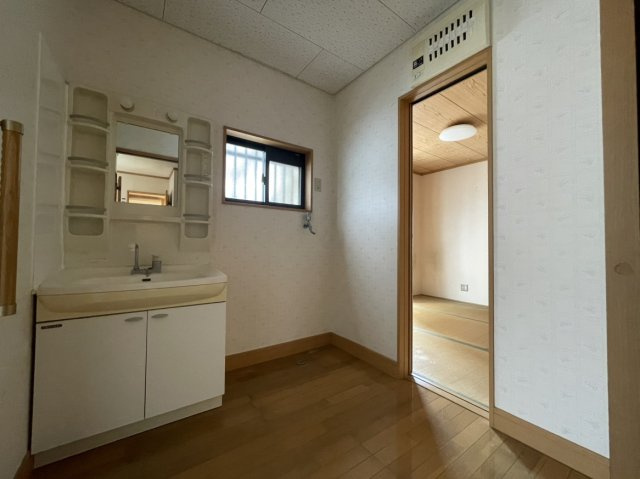 北条戸建の洗面所|1坪以上の広々洗面所。窓付きで通気性も良く、収納充実で家事も快適です。