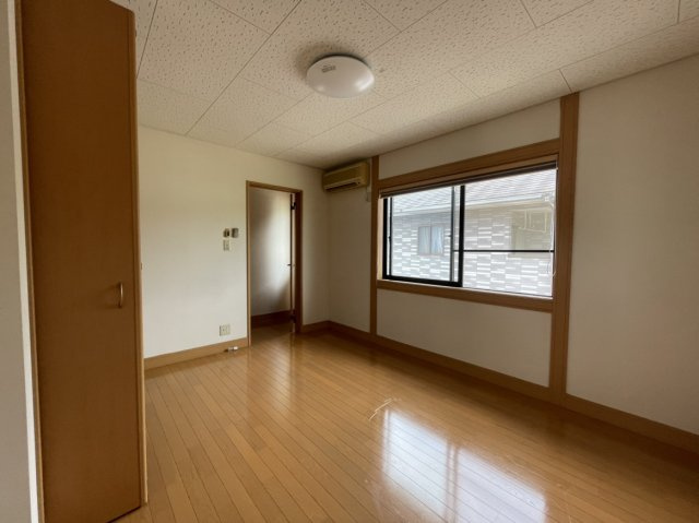 北条戸建の洋室|北東向き洋室は採光良好。収納付きで広く使え、勉強や趣味にも適した空間です。