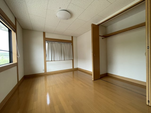 北条戸建の洋室|東向きで朝日が心地よい洋室。二面採光で風通しも良く、快適な空間です。