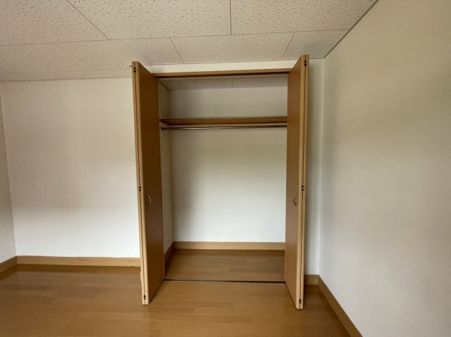 北条戸建の収納|各洋室に収納力あるクローゼットを完備。衣類も整理しやすく、快適な居室空間です。
