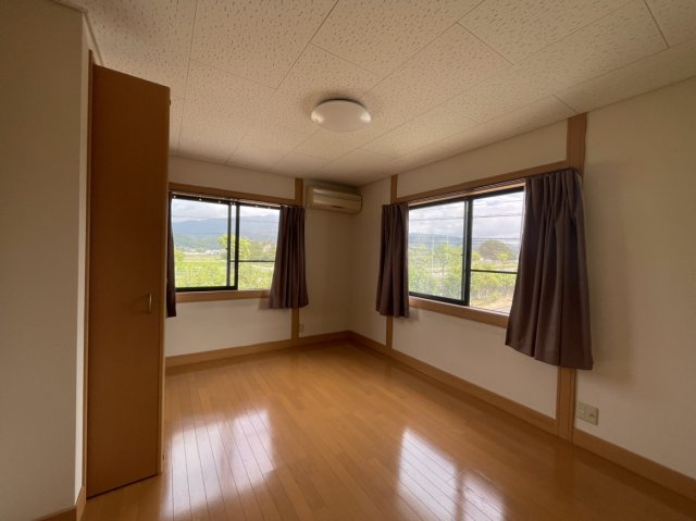 北条戸建の洋室|南東向きで陽当たり良好な洋室。収納付きで広々使え、快適な毎日を過ごせます。