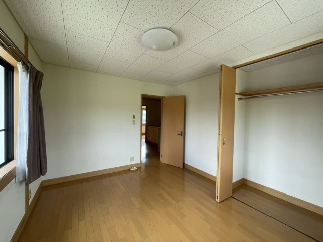 北条戸建の洋室|南東向きで陽当たり良好な洋室。収納付きで、快適にくつろげる個室空間です。