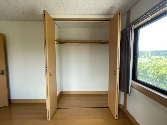 北条戸建の収納|全居室収納付きで衣類や学用品もすっきり整理。家具配置も楽しめる快適な空間です。
