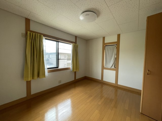 北条戸建の洋室|南西向きで陽当たり良好な洋室。収納充実で、快適な居住空間を保てます。