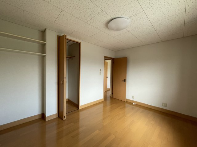 北条戸建の洋室|南西向きで陽当たり良好な洋室。角地の開放感と静かな住環境が魅力です。