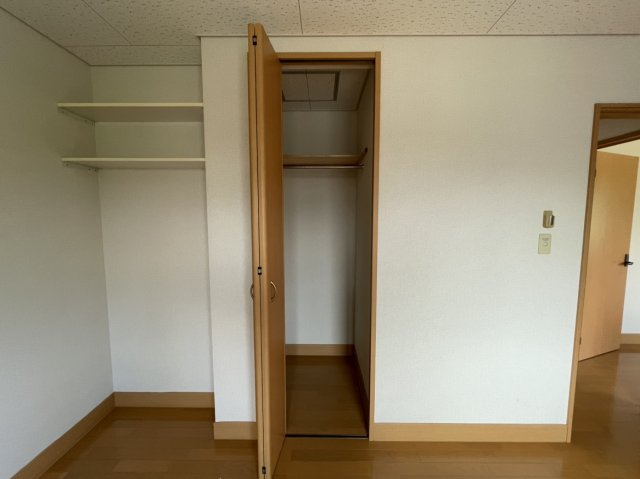 北条戸建の収納|ハンガーパイプ付きで衣替えもスムーズです。整理された空間が、日々の忙しさの中に心の余裕を運びます。