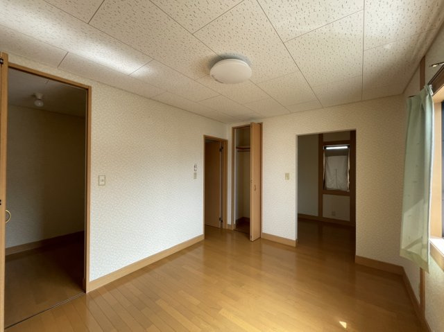 北条戸建の洋室|北西向きの洋室は落ち着いた空間。収納付きで、趣味や作業部屋にも適しています。