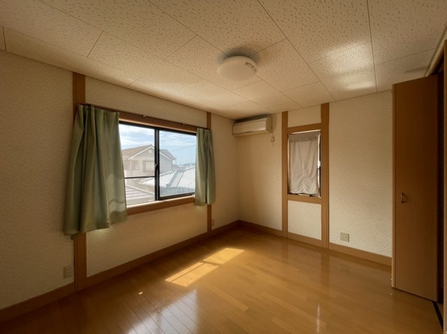 北条戸建の洋室|北西二面採光の洋室。通風良好で、複層ガラス採用により快適に過ごせます。