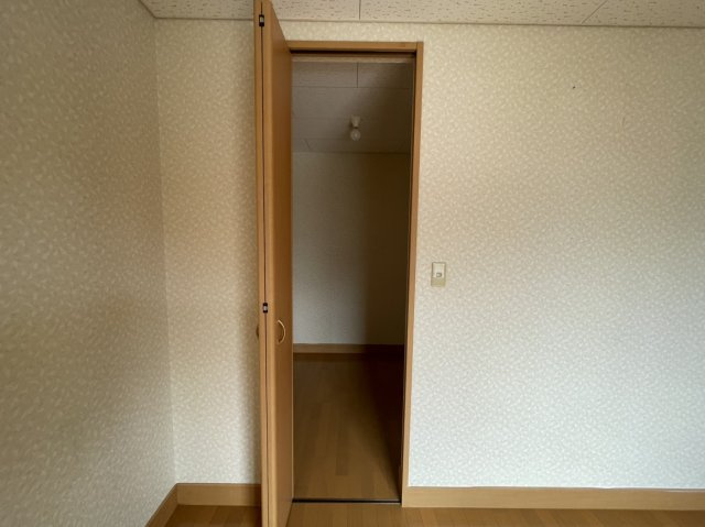 北条戸建の収納|WIC付き洋室で衣類や荷物もすっきり収納。広々使える快適な居住空間です。