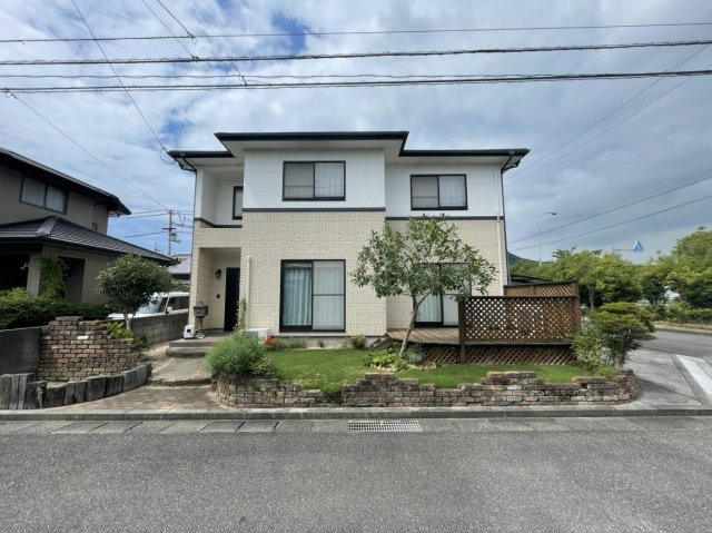 北条戸建の外観|南東角地で駐車2台～3台可能。北条小学校徒歩15分、閑静な住宅街に佇む住まいです。