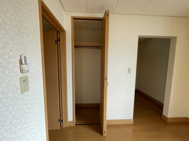 北条戸建の収納|ハンガーパイプ付きで衣替えもスムーズです。整理された空間が、日々の忙しさの中に心の余裕を運びます。
