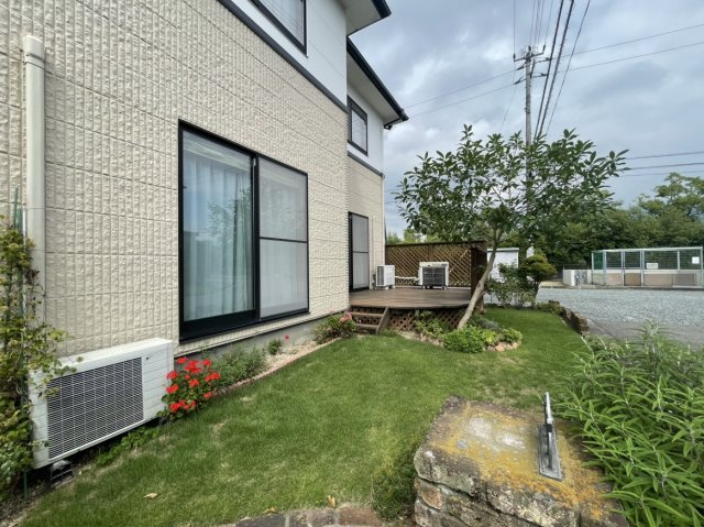 北条戸建の庭|60坪超の庭とウッドデッキが魅力。陽当たり良好で家族の憩いの場になります。