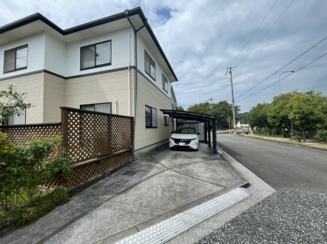 北条戸建の駐車場|東南角地で広々公道に面し、3台駐車可能。来客時も安心の快適な住環境です。