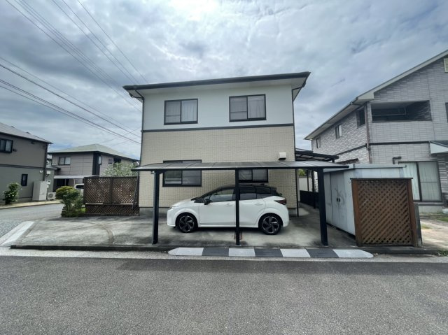 北条戸建の駐車場|2台～3台駐車可能なゆとりある敷地。自転車や趣味用品も置ける便利な住環境です。