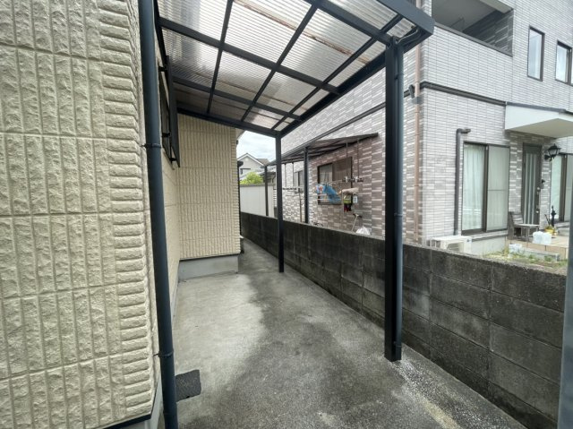 北条戸建のその他|屋根付きテラスで洗濯も安心。家事動線に優れ、毎日の負担を軽減します。