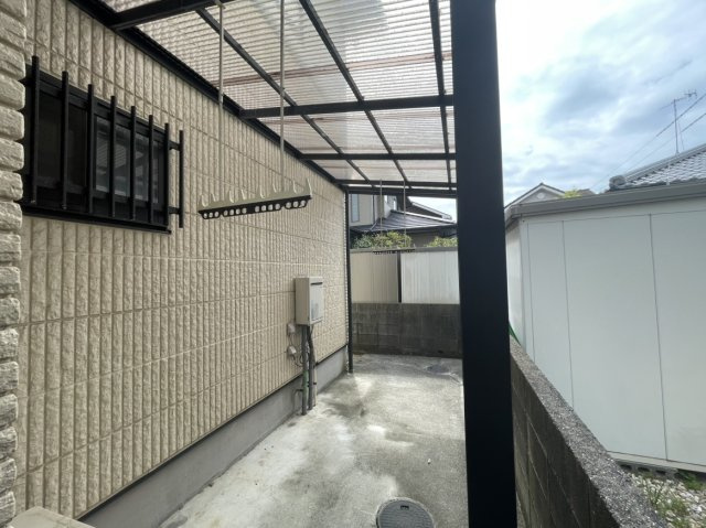 北条戸建のその他|屋根付き物干しスペースで洗濯動線も快適。1階で家事が完結する便利な住まいです。