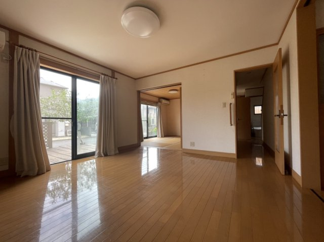 北条戸建の居間・リビング|陽光あふれる南向きLDK。ウッドデッキとつながる開放的な暮らしを楽しめます。